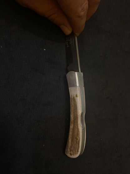 Nature's Edge Farmer's Pocket Knife: A Masterpiece Crafted from Authentic Animal Horn!