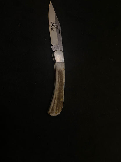 Nature's Edge Farmer's Pocket Knife: A Masterpiece Crafted from Authentic Animal Horn!