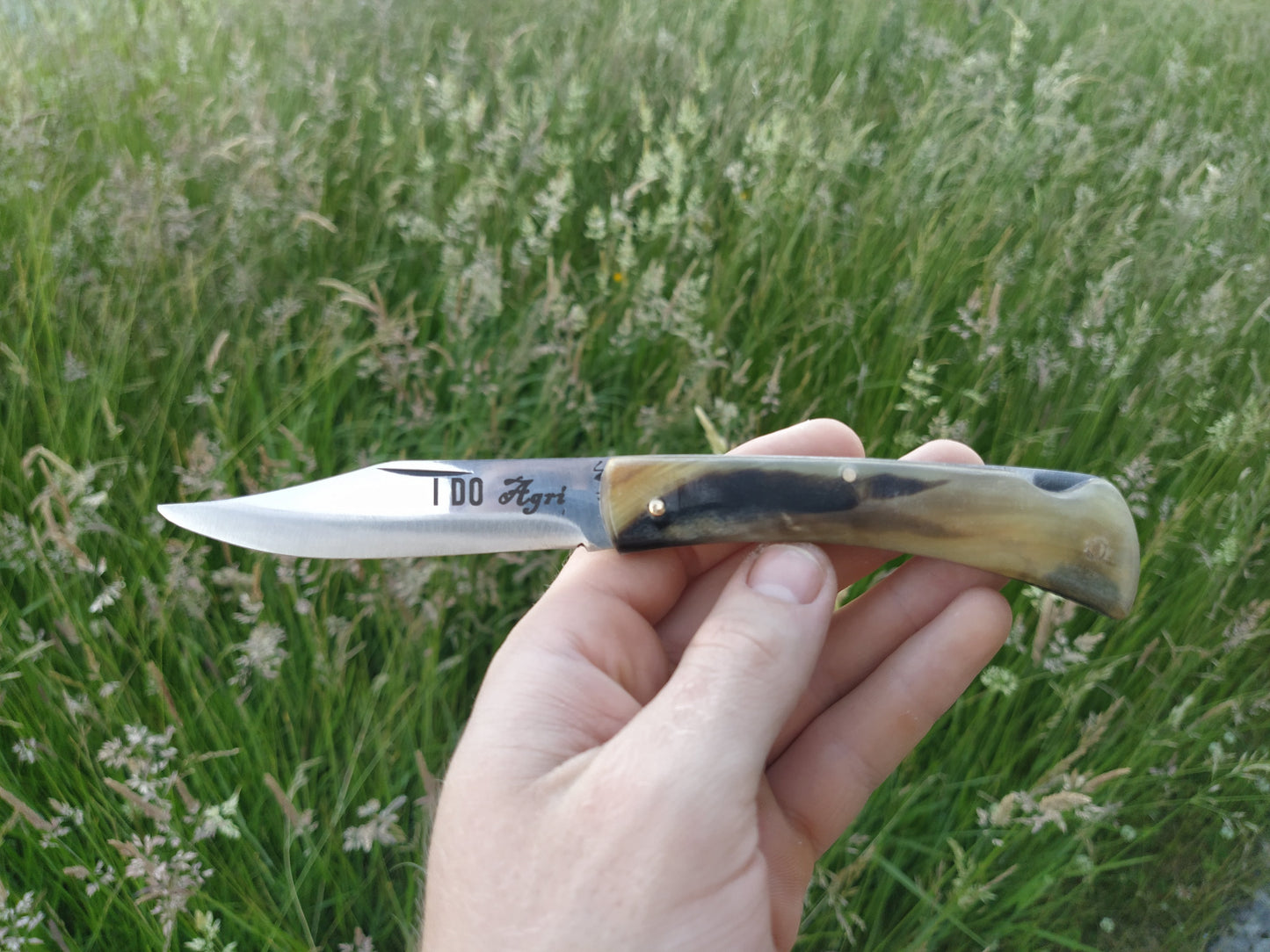 Nature's Edge Farmer's Pocket Knife: A Masterpiece Crafted from Authentic Animal Horn!