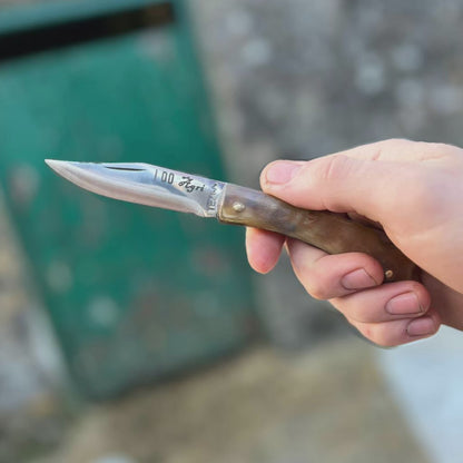 Nature's Edge Farmer's Pocket Knife: A Masterpiece Crafted from Authentic Animal Horn!